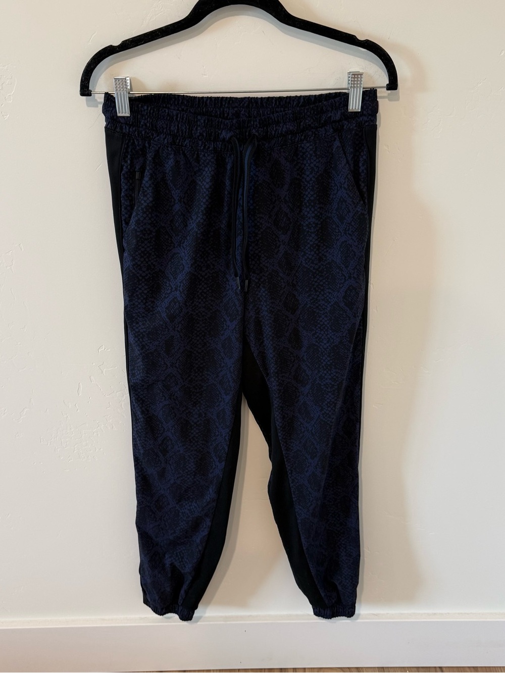 Athleta Brooklyn Jogger Navy Snakeskin Print Pants Womens 4 Athleisure Casual